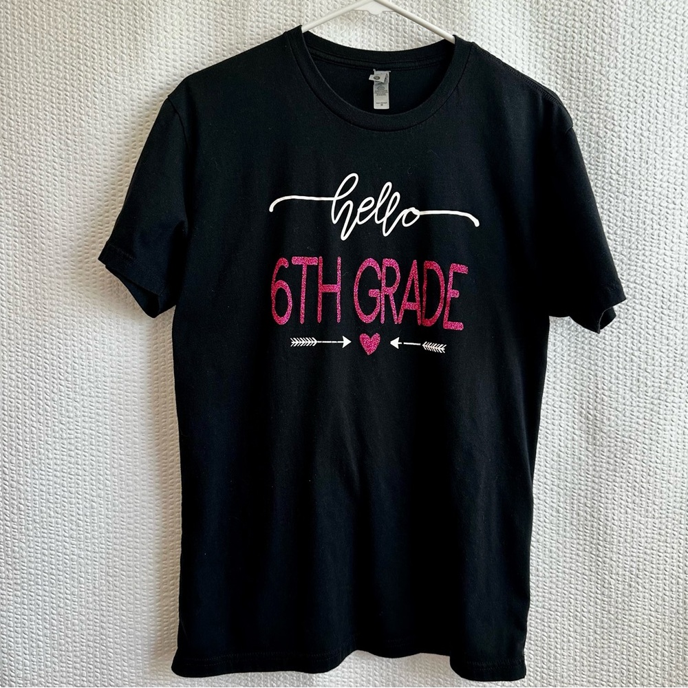 Next Level Apparel Women’s Hello 6th Grade Black/Pink Teacher Tee  Size: M